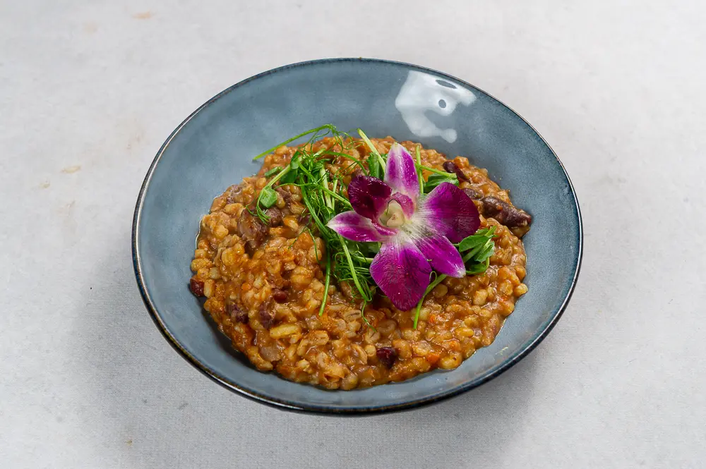 Czulent z pieczywem w Restauracji Krakoski na Kazimierzu w Krakowie.