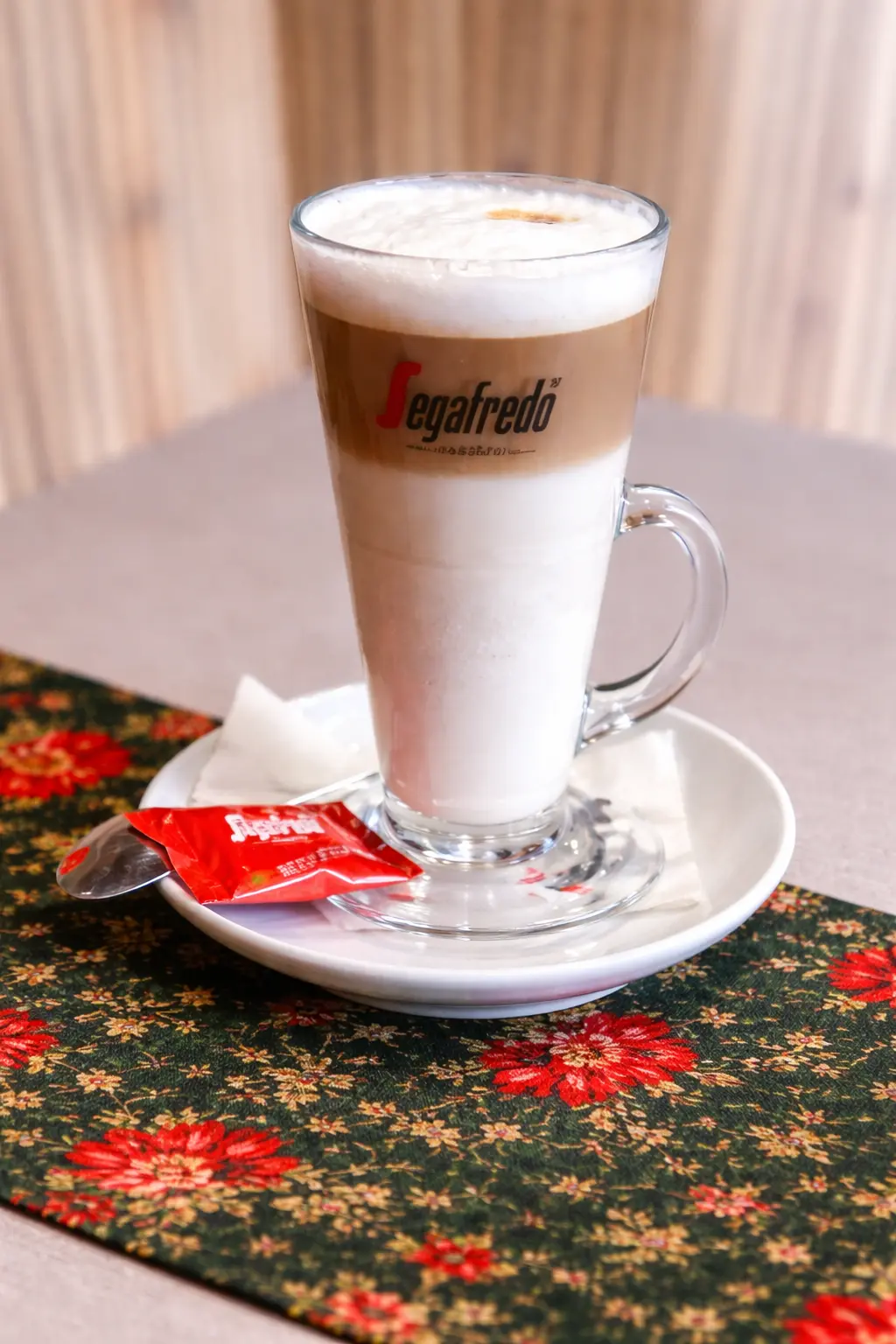 Stół w Restauracji Krakoski przygotowany na deser i kawę.