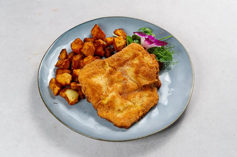 Kotlet z kurczaka w Restauracji Krakoski na Kazimierzu w Krakowie.