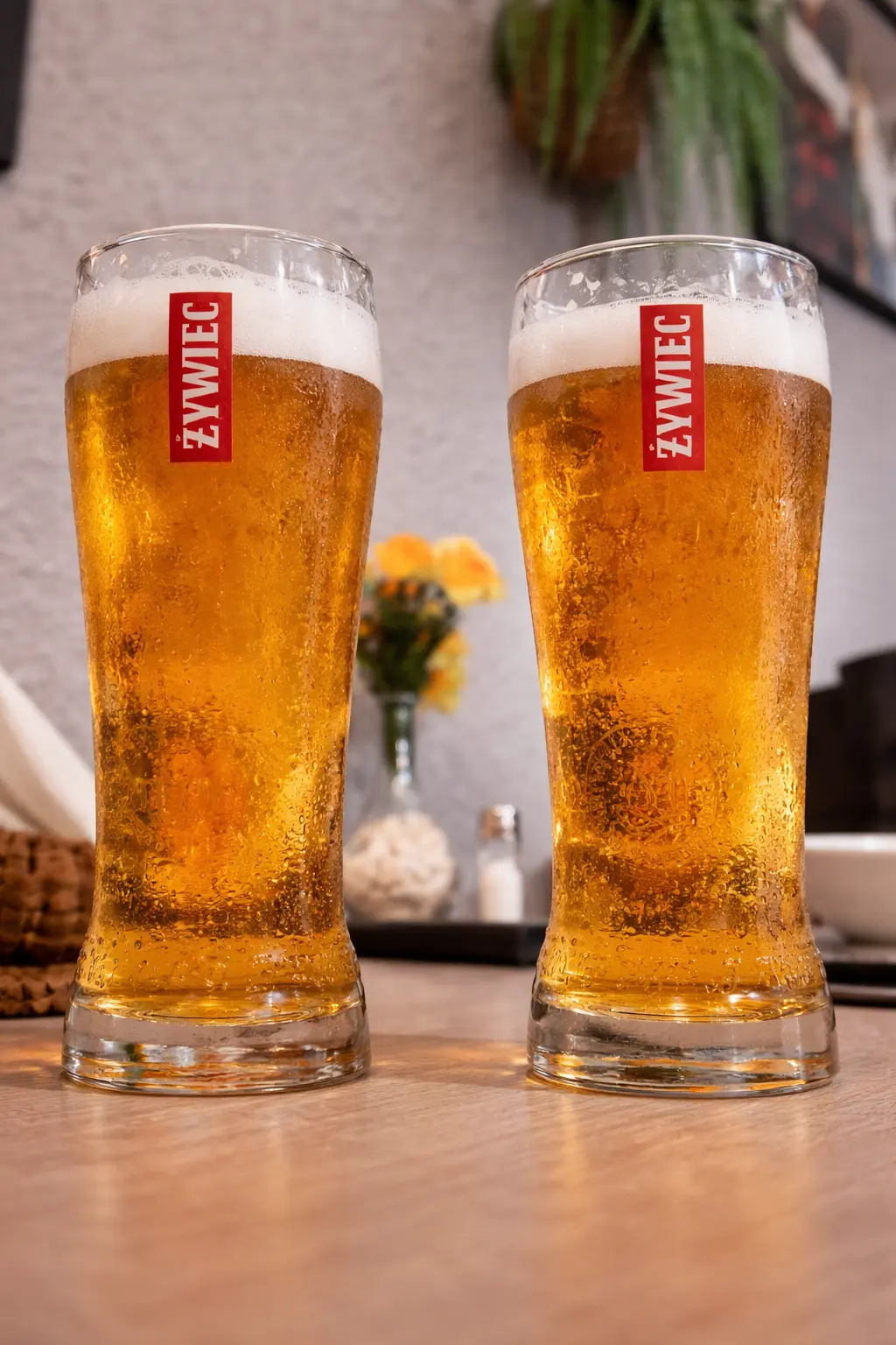 Wieczorny klimat Restauracji Krakoski odpowiedni do piwa i kolacji.